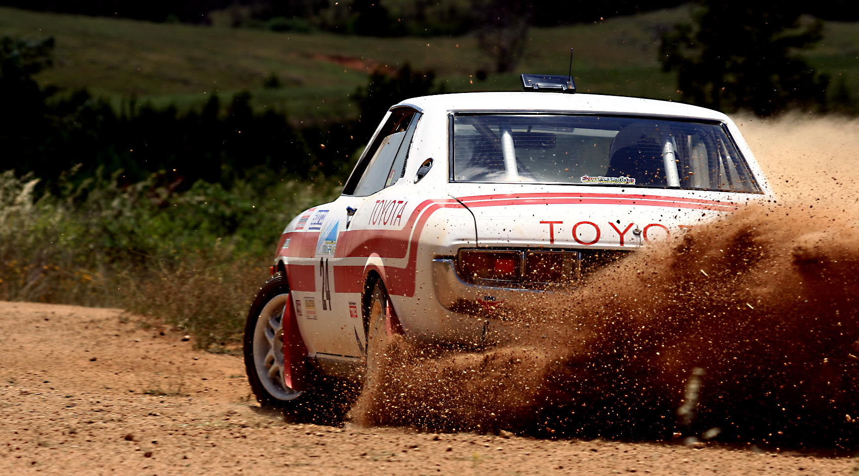 Toyota Celica de rally derrapando en tierra