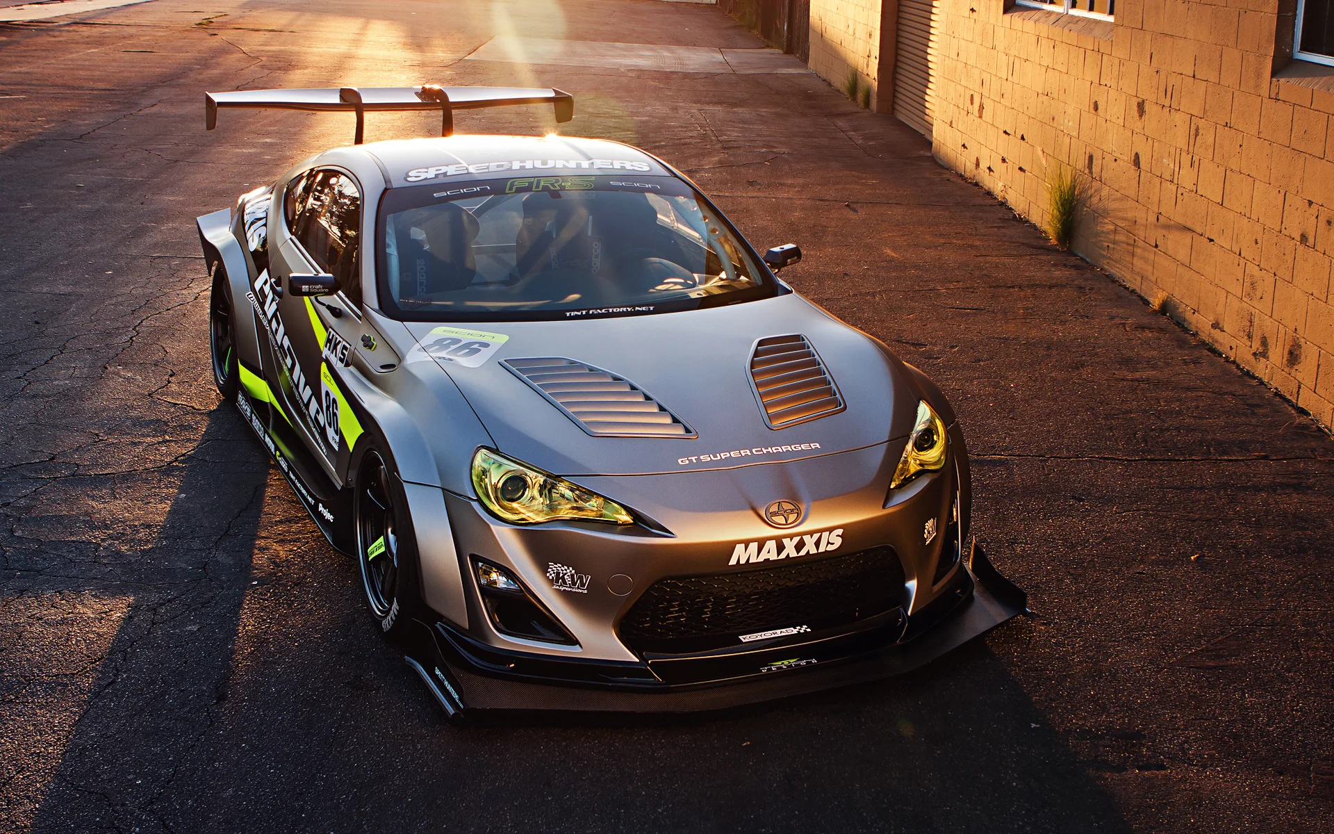 Scion FR-S modificado con kit aerodinámico y alerón